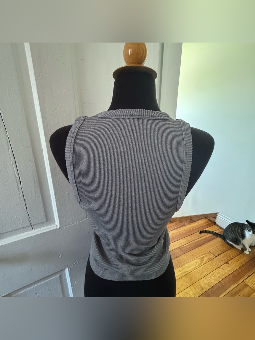 Gray ribbed tank - Picture 2 of 2